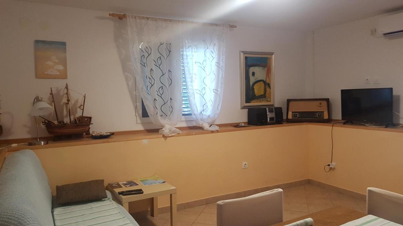 Gita Apartment Omisalj Bagian luar foto